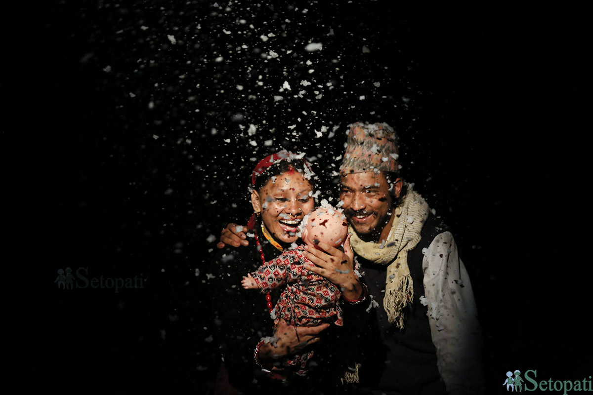 नाटक 'हिउँभन्दा चिसो' को दृश्य। तस्बिरः नवीनबाबु गुरूङ/सेतोपाटी